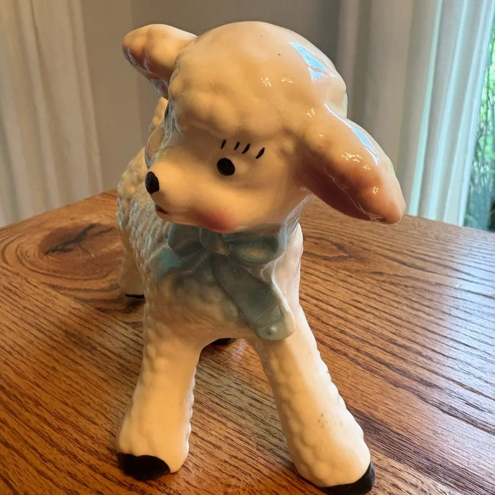 Charming Cream Lamb Vase - Picture 3 of 9